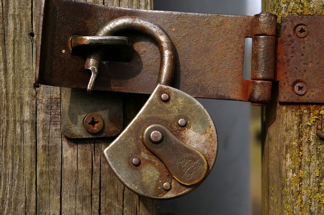 castle padlock metal stainless wooden door closed to secure 638725.jpgd 76150