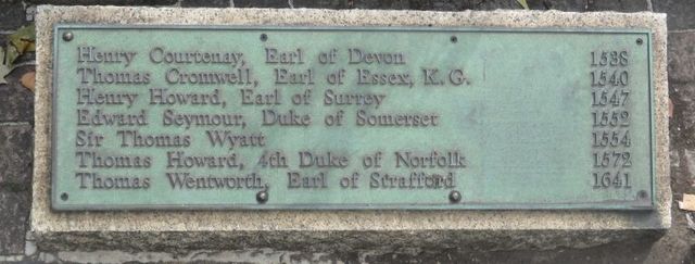 plaque at scaffold site on tower hill 768x291 14062