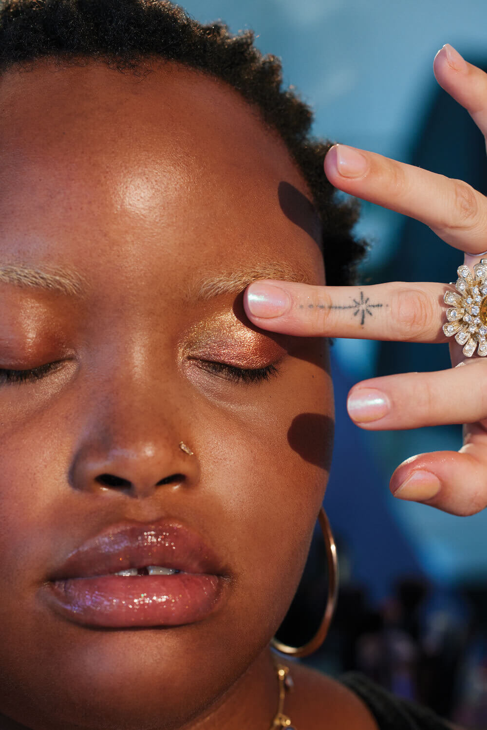 BUST LOOKS pic 1 fe568